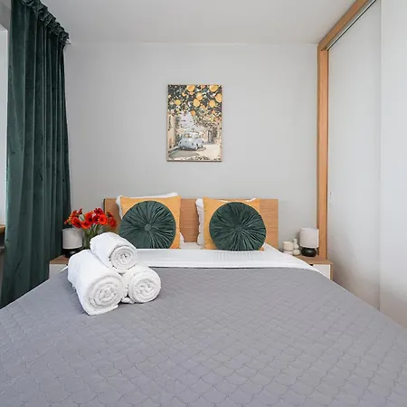 Lumina I 3-room With Balcony I 8 Guests I Center